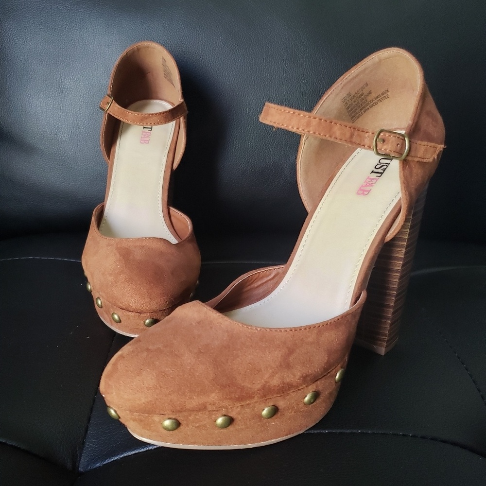 4/$25! 7.5 Cognac heels